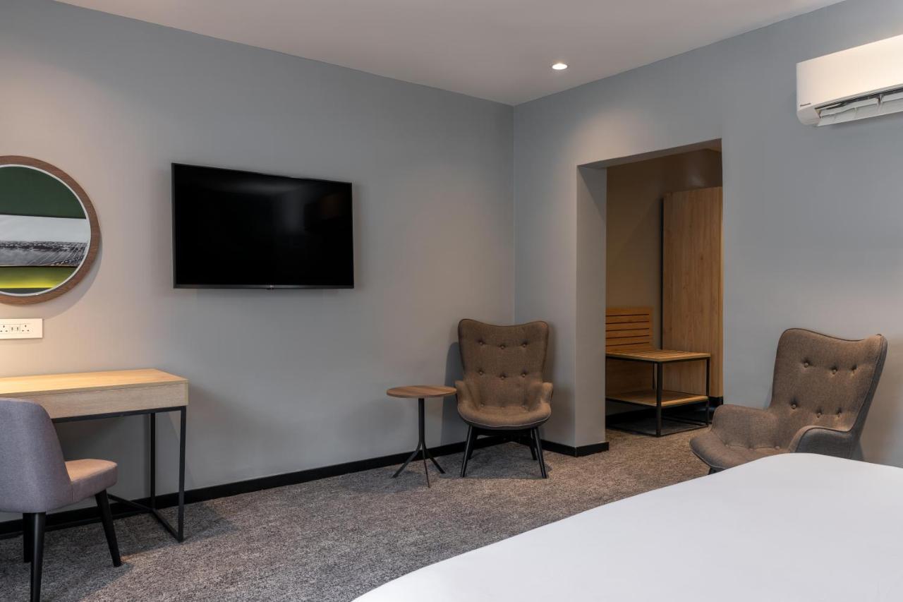 Executive Suite,1405691810:JPEG